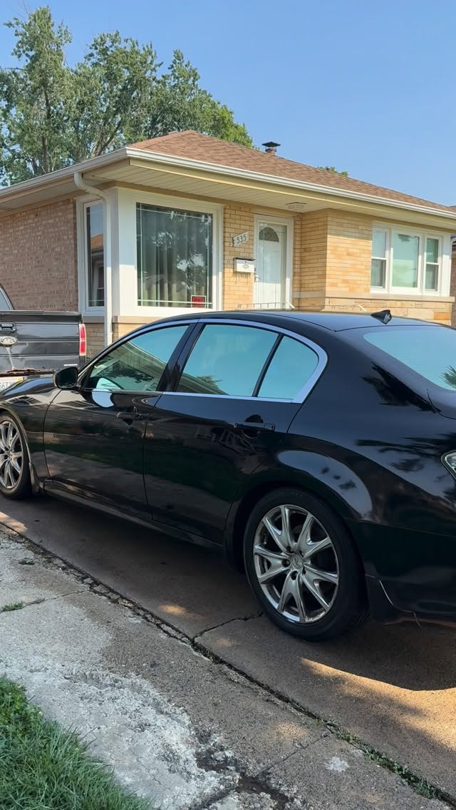 Black Infiniti G37 with deep gloss after detail